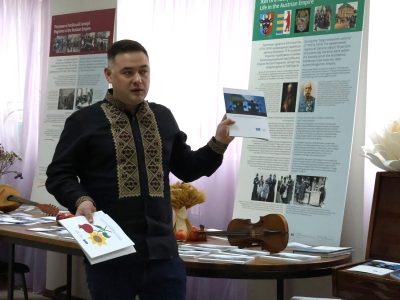 Владислав Гриневич, регіональний менеджер UJE в Україні, розповідає про діяльність організації та її основні проєкти. Канівський Центр Культури і Мистецтв, 29 вересня 2025 р.