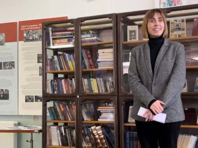 Інна Павленко, завідувачка бібліотечно-інформаційного відділу Шевченківського національного заповідника розповідає про деталі організації виставки. Місто Канів, 31 жовтня 2025 р.