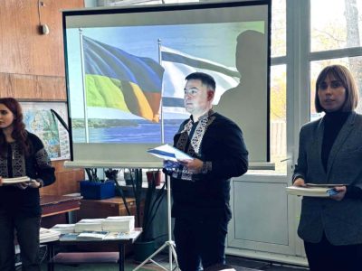 Під час відкриття виставки «Подорож з «Українсько-Єврейською Зустріччю»: від давнини до 1939 року» у залі бібліотеки Шевченківського національного заповідника. Місто Канів, 31 жовтня 2025 р.