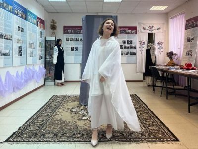 Анастасія Сергієнко, вихованка канівського театрального дитячого гуртка "Фенікс", виконала уривок з п’єси українського сучасного драматурга Володимира Коноваленка «Дзеркало». Канівський Центр Культури і Мистецтв, 29 вересня 2025 р.