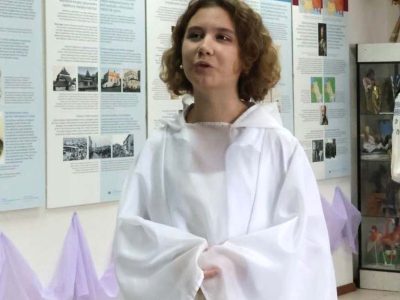 Анастасія Сергієнко, вихованка канівського театрального дитячого гуртка "Фенікс", виконала уривок з п’єси українського сучасного драматурга Володимира Коноваленка «Дзеркало». Канівський Центр Культури і Мистецтв, 29 вересня 2025 р.