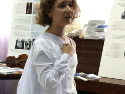 Анастасія Сергієнко, вихованка канівського театрального дитячого гуртка "Фенікс", продекламувала вірш Сергія Жадана «Тепер я буду твоїми очима». Центр Культури і Мистецтв, 29 вересня 2025 р.