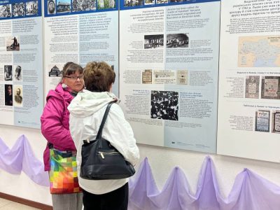 Під час урочистого відкриття виставки «Подорож з «Українсько-Єврейською Зустріччю»: Від давнини до 1939 року» у Каневі. Канівський Центр Культури і Мистецтв, 29 вересня 2025 р.