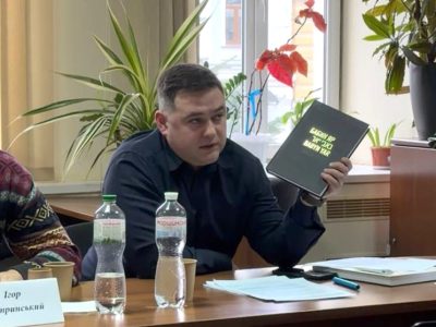 Владислав Гриневич, Регіональний менеджер UJE, Україна, під час доповіді «До питання про опір радянській політиці нищення пам'яті про Бабин Яр як символ Голокосту» на Міжнародній науковій конференції «Особливості формування наукового дискурсу Голокосту в країнах Європи». Інститут всесвітньої історії Національної академії наук України. Київ, 16 грудня 2025 року.