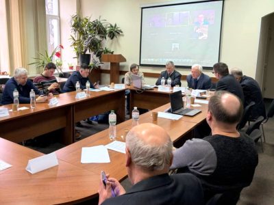 Учасники Міжнародної наукової конференції «Особливості формування наукового дискурсу Голокосту в країнах Європи» під час пленарного засідання в Інституті всесвітньої історії Національної академії наук України. Київ, 16 грудня 2025 року.