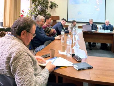 Учасники Міжнародної наукової конференції «Особливості формування наукового дискурсу Голокосту в країнах Європи» під час пленарного засідання в Інституті всесвітньої історії Національної академії наук України. Київ, 16 грудня 2025 року.