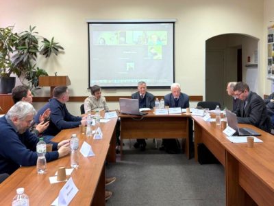 Учасники Міжнародної наукової конференції «Особливості формування наукового дискурсу Голокосту в країнах Європи» під час пленарного засідання в Інституті всесвітньої історії Національної академії наук України. Київ, 16 грудня 2025 року.