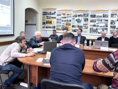 Учасники Міжнародної наукової конференції «Особливості формування наукового дискурсу Голокосту в країнах Європи» під час пленарного засідання в Інституті всесвітньої історії Національної академії наук України. Київ, 16 грудня 2025 року.