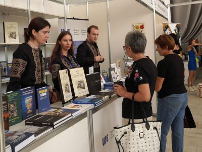 На книжковому стенді UJE під час фестивалю «Книжкова країна». 28 вересня 2024 року, Національний виставковий комплекс «Експоцентр України», Київ.