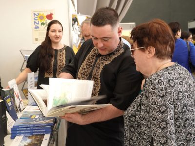 На книжковому стенді UJE під час фестивалю «Книжкова країна». 28 вересня 2024 року, Національний виставковий комплекс «Експоцентр України», Київ.