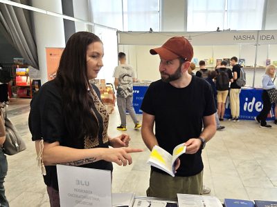 На книжковому стенді UJE під час фестивалю «Книжкова країна». 28 вересня 2024 року, Національний виставковий комплекс «Експоцентр України», Київ.