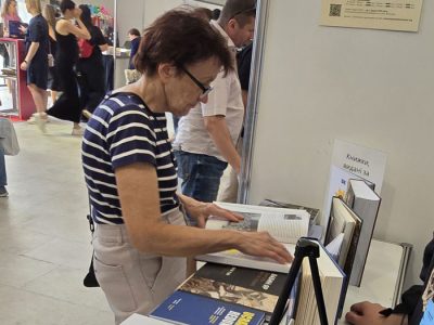 Багаточисельні відвідувачі книжкового стенду UJE під час фестивалю «Книжкова країна». 26–29 вересня 2024 року, Національний виставковий комплекс «Експоцентр України», Київ.