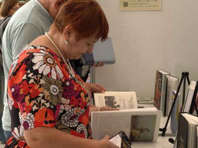 Багаточисельні відвідувачі книжкового стенду UJE під час фестивалю «Книжкова країна». 26–29 вересня 2024 року, Національний виставковий комплекс «Експоцентр України», Київ.