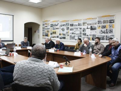 Учасники Міжнародної наукової конференції «Європейський науковий дискурс Голокосту: сучасні виміри та перспективи досліджень» під час пленарного засідання в Інституті всесвітньої історії Національної академії наук України. Київ, 12 листопада 2024 року.