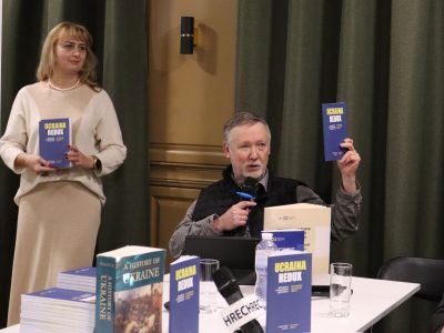 Dr. Vladyslav Hrynevych, Sr., head of the Institute for Memory Studies, presents the bilingual edition of Paul Robert Magocsi's book "Ukraina Redux: On Statehood and National Identity" at the All-Ukrainian Methodological Seminar for Educators "New Ukrainian School: Teaching/Knowledge about the Holodomor and Other Genocides." 21 January 2025, Kyiv.