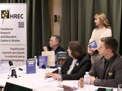 Dr. Vladyslav Hrynevych, Sr., head of the Institute for Memory Studies, presents the bilingual edition of Paul Robert Magocsi's book "Ukraina Redux: On Statehood and National Identity" at the All-Ukrainian Methodological Seminar for Educators "New Ukrainian School: Teaching/Knowledge about the Holodomor and Other Genocides." 21 January 2025, Kyiv.