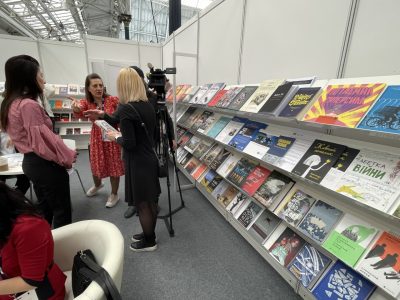 Біля стенда України на Лондонському книжковому ярмарку.
