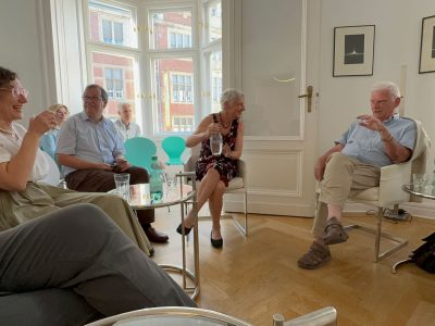 Зліва направо: д-р Катерина Ріц-Ракул, голова Українського інституту в Німеччині, Марілуїзе Бек, співзасновниця Центру ліберальної сучасності, історик та член Ради директорів UJE, професор Павло-Роберт Маґочій.