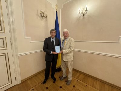 Зліва направо: Вадим Омельченко, Посол України у Франції та Монако та член Ради директорів UJE Павло-Роберт Маґочій.