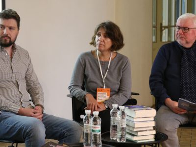 Зліва направо: Віце-президент Української асоціації юдаїки д-р Сергій Гірік (Київ);  перекладачка Анна Некрасова, яка тривалий час співпрацює з київським видавництвом «Дух і Літера»; та модератор Андрій Павлишин.