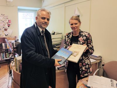 Ihor Kryvosheia, professor at Pavlo Tychyna Uman State Pedagogical University and head of the Polish Cultural and Educational Center, presenting books published with UJE's support to the main library of Adam Mickiewicz University, 20 February 2023.