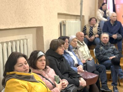 Під час та одразу після урочистого відкриття виставки «Подорож із «Українсько-Єврейською Зустріччю»: Від давнини до 1939 року» у великій залі приміщення відділу культури та туризму Радомишльської міської ради. 27 квітня 2026 р.