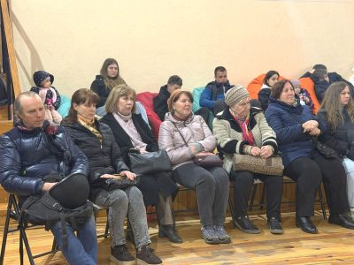 Під час та одразу після урочистого відкриття виставки «Подорож із «Українсько-Єврейською Зустріччю»: Від давнини до 1939 року» у великій залі приміщення відділу культури та туризму Радомишльської міської ради. 27 квітня 2026 р.