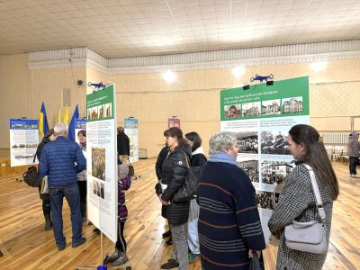 Під час та одразу після урочистого відкриття виставки «Подорож із «Українсько-Єврейською Зустріччю»: Від давнини до 1939 року» у великій залі приміщення відділу культури та туризму Радомишльської міської ради. 27 квітня 2026 р.