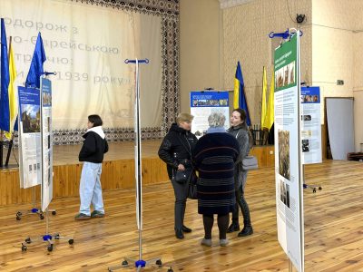 Під час та одразу після урочистого відкриття виставки «Подорож із «Українсько-Єврейською Зустріччю»: Від давнини до 1939 року» у великій залі приміщення відділу культури та туризму Радомишльської міської ради. 27 квітня 2026 р.