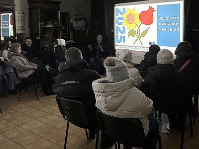 Під час урочистого нагородження переможців Всеукраїнського конкурсу учнівського малюнка «Українсько-Єврейська Зустріч: наші історії неповні одна без одної — 2025». Музей Шолом-Алейхема, 7 лютого 2026 року, місто Київ.