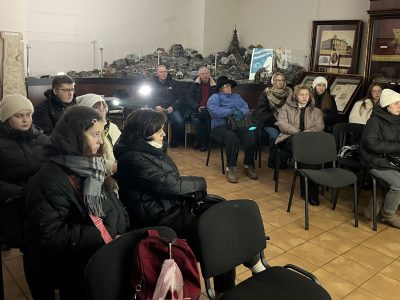 Під час урочистого нагородження переможців Всеукраїнського конкурсу учнівського малюнка «Українсько-Єврейська Зустріч: наші історії неповні одна без одної — 2025». Музей Шолом-Алейхема, 7 лютого 2026 року, місто Київ.
