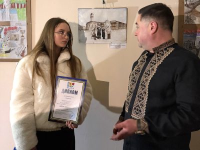 Vladyslav Hrynevych, Jr., UJE's regional manager in Ukraine, with Alina Maistruk, a participant in the competition. Sholem Aleichem Museum, 7 February 2026, Kyiv.