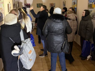 Урочисте відкриття виставки робіт учасників Всеукраїнського конкурсу учнівського малюнка «Українсько-Єврейська Зустріч: наші історії неповні одна без одної — 2025». Музей Шолом-Алейхема, 7 лютого 2026 року, місто Київ.