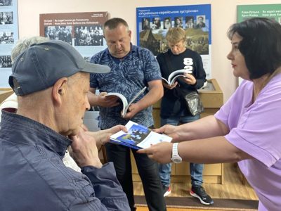 Відвідувачі виставки «Подорож з «Українсько-Єврейською Зустріччю»: від давнини до 1939 року» у Тульчинському краєзнавчому музеї отримують в подарунок книжку-каталог «Подорож з «Українсько-Єврейською Зустріччю»: від давнини до 1914 року», 25 червня 2025 р., Тульчин.