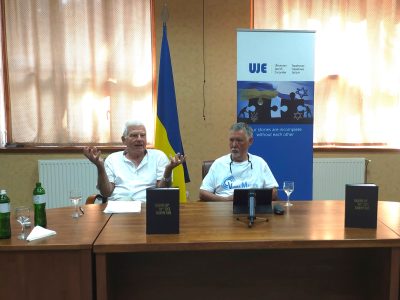 Павло-Роберт Маґочій, професор історії та політології в Університеті Торонто, член Ради директорів UJE, та Владислав Гриневич, історик, директор Інституту досліджень пам’яті, доктор політичних наук, презентують нове видання книжки «Бабин Яр: історія і пам’ять» учасникам Літньої школи Міжнародної методичної лабораторії для освітян «Verba Magistri». 1 серпня 2024 року, місто Ужгород. 