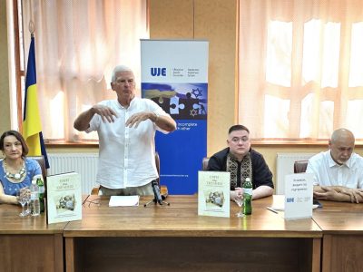 Павло-Роберт Маґочій, професор історії та політології в Університеті Торонто, Канада, член Ради директорів UJE, під час презентації книжки «Євреї та українці: тисячоліття співіснування», виданої за підтримки UJE. 29 липня 2024 року, Ужгород. 