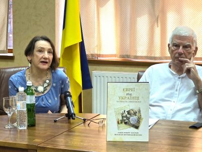 Лариса Ільченко, директорка видавництва Валерія Падяка, розповідає учасникам Літньої школи Міжнародної методичної лабораторії для освітян «Verba Magistri» про процес та особливості видання книжки «Євреї та українці: тисячоліття співіснування». 29 липня 2024 року, Ужгород. 