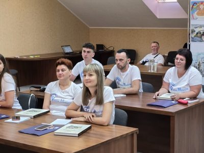 Студенти Літньої школи Міжнародної методичної лабораторії для освітян «Verba Magistri» із уважністю слухають доповідачів, задають питання та діляться своїм досвідом викладання історії в українських школах. 29 липня 2024 року, Ужгород. 