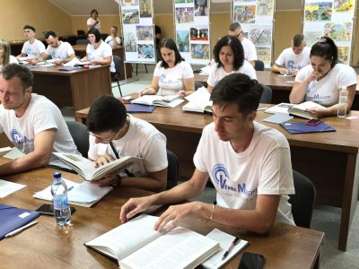 Всі учасники Літньої школи Міжнародної методичної лабораторії для освітян «Verba Magistri» отримали у подарунок книжку «Євреї та українці: тисячоліття співіснування», видану за підтримки UJE. 29 липня 2024 року, Ужгород. 