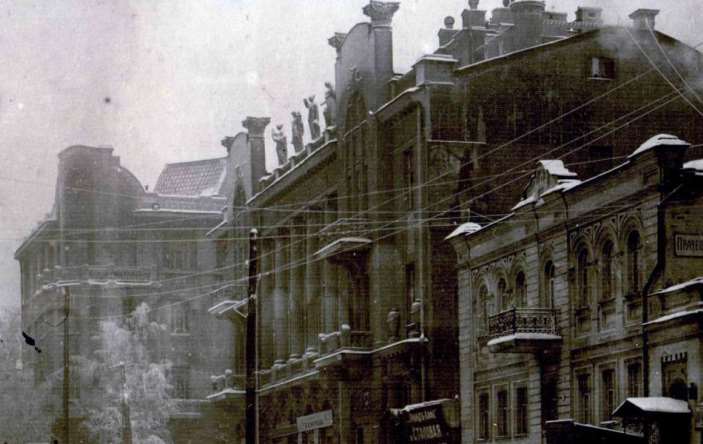 Qiz yol haqini jinsiy aloqa bilan tolagan. Lezbiyenlarni yaqindan onlayn tomosha qiling