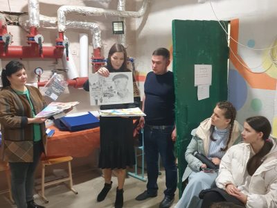 Svitlana Hrynevych, administrator of the UJE office in Ukraine, tells students of Uman Lyceum №1 about the All-Ukrainian Children's Drawing Competition that UJE holds every year. Uman, 15 March 2023.