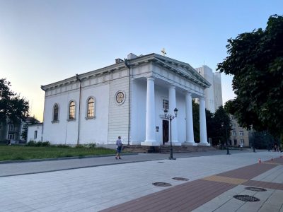 The Uman Art Museum is located in a historical building in downtown Uman, which doubles as the Church of the Assumption of the Blessed Virgin Mary. This early 19th-century architectural monument is a hallmark of the city. 