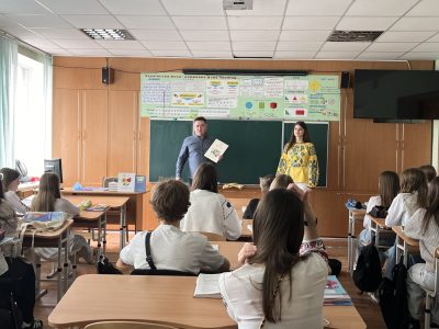 Владислав Гриневич, Регіональний менеджер UJE в Україні, презентує учням 9 класу Уманського ліцею №2 книжки, видані за підтримки UJE. Умань, 16 травня 2024 року. 