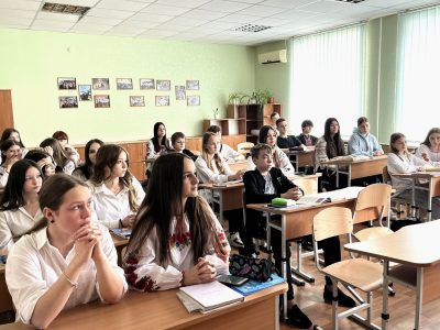 Учні 9 класу Уманського ліцею №2 під час зустрічі з представником «Українсько-Єврейської Зустрічі», Регіональним менеджером UJE в Україні, Владиславом Гриневичем. Умань, 16 травня 2024 року.