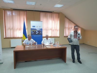 Vladyslav Hrynevych, Jr., Regional Manager, UJE Ukraine, at the lecture on "The Babyn Yar Tragedy," presenting the second edition of "Babyn Yar: History and Memory" to the participants of the summer school organized by the Verba Magistri Methodology Lab, 1 August 2023, Uzhhorod. 