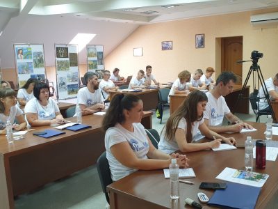 The participants of the summer school, including the directors and teaching staff of educational institutions from various regions of Ukraine, listening attentively to the lectures and addressing questions to Prof. Magocsi, 6 August 2023, Uzhhorod.  