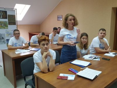 The participants of the summer school, including the directors and teaching staff of educational institutions from various regions of Ukraine, listening attentively to the lectures and addressing questions to Prof. Magocsi, 6 August 2023, Uzhhorod.  