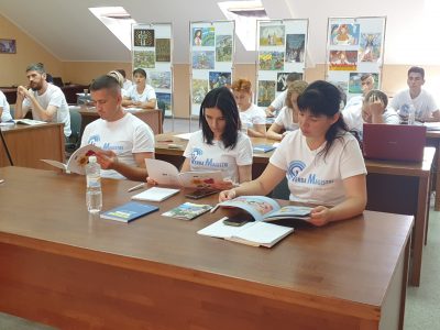 The participants of the summer school held by the Verba Magistri Methodology Lab, lecturers, and teachers from various Ukrainian educational institutions perusing UJE's latest publication, the catalogue of "The All-Ukrainian Children's Drawing Competition 2021/2022," 3 August 2023, Uzhhorod. 