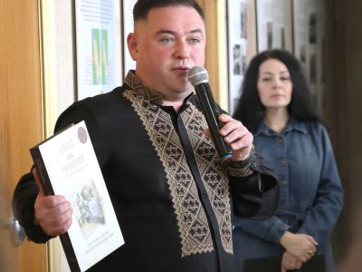 Відвідувачі урочистого відкриття виставки «Подорож з «Українсько-Єврейською Зустріччю»: від давнини до 1939 року» у Васильківському Центральному будинку культури. 20 березня 2026 р.