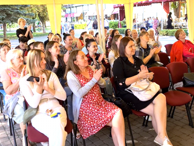 Відвідувачі Х ювілейного книжкового фестивалю «VinBookFest» під час презентації книжок, виданих за підтримки UJE. 10 вересня 2023 року, місто Вінниця.  